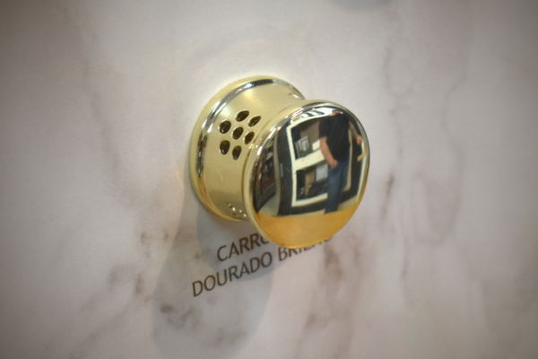 Puxador Carrossel Dourado Brilho C/ Luz de Led (34mm) - Imagem 2