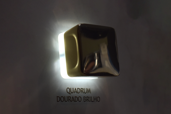 Puxador Quadrum Dourado Brilho C/ Luz de Led (37mm) - Imagem 2