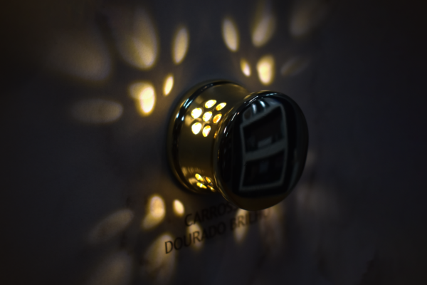 Puxador Carrossel Dourado Brilho C/ Luz de Led (34mm) - Imagem 3